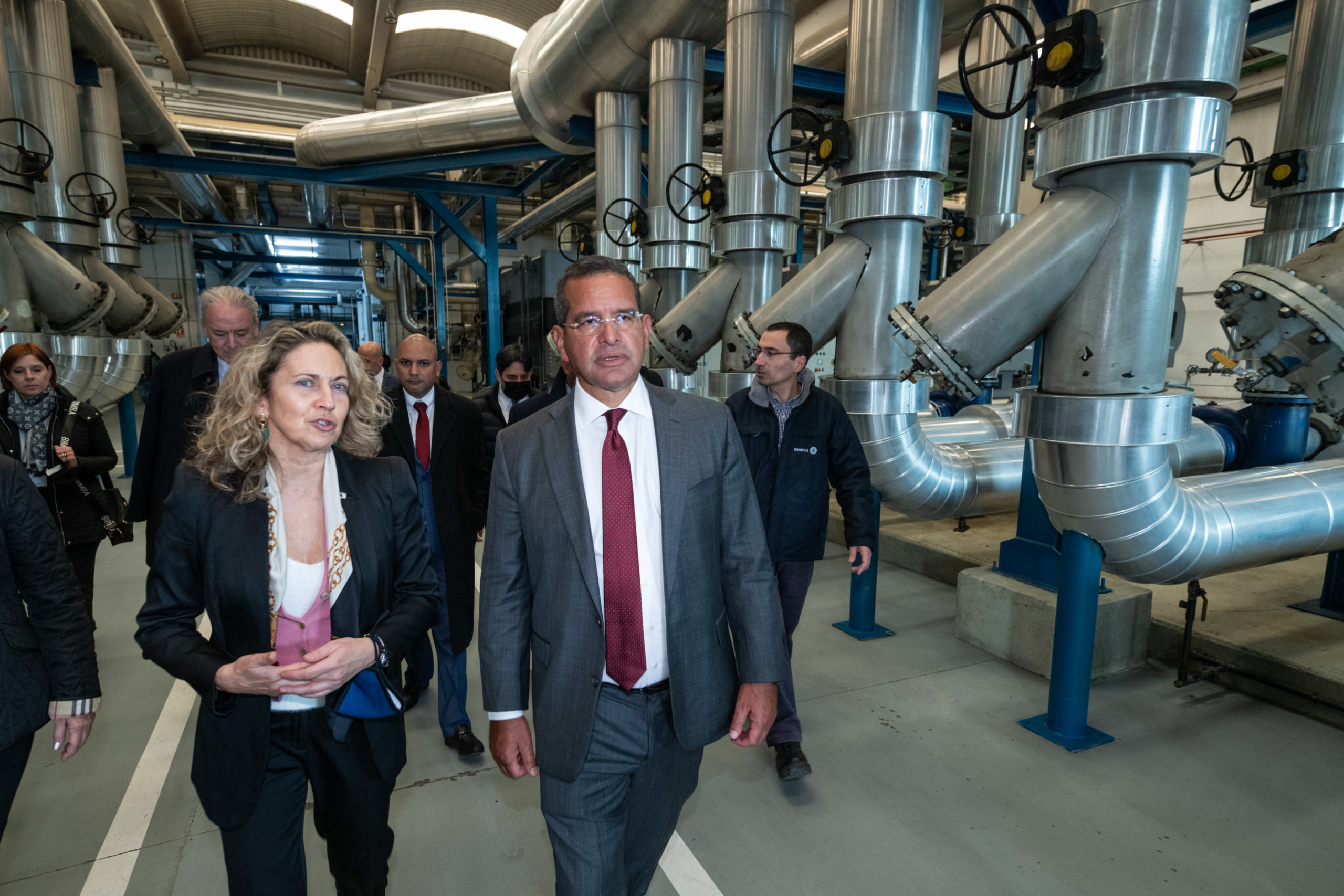 Carmen Sampol y Pedro Pierluisi_visita Gobernador Puerto Rico a planta energía alta eficiencia SAMPOL