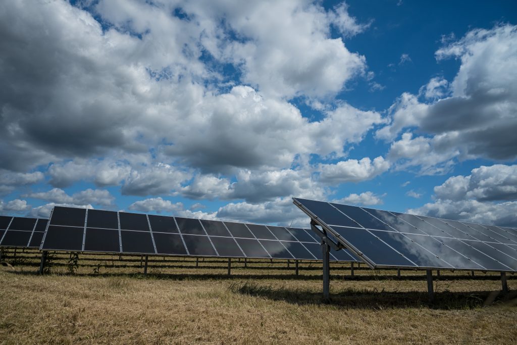 Proyectos 4 solar panels used renewable energy field sky full clouds